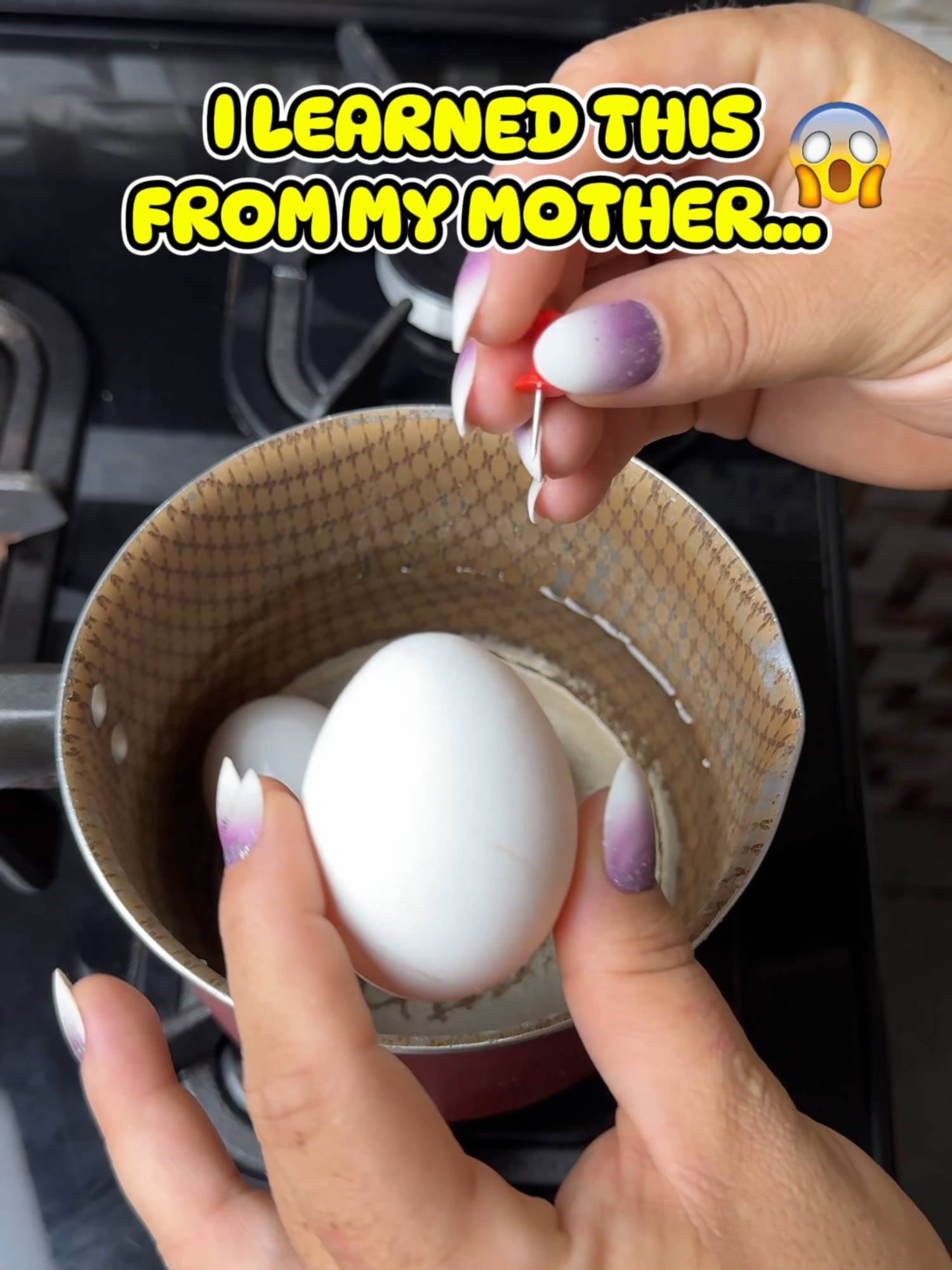 This is a great idea to keep eggs from breaking while they cook#tricks #recipes #LifeHack