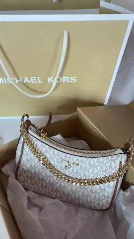 My first luxurious bag corrupts me😭 #fyp #michealkors #michealkorsbag #influencer 