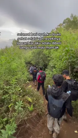 hehe😁😁#muncak #Hiking #sindoro #pendakigunung #gunungslamet #fyp 