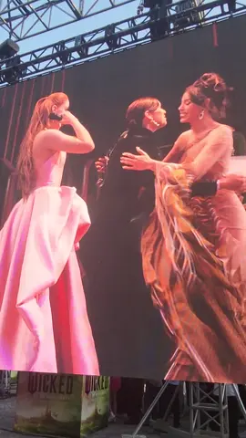 Premiere Wicked en el Auditorio Nacional  #Wicked #WickedEnMéxico 💚💖🫧✨ #WickedMovie  ✨💖💚 Cynthia Erivo y Ariana Grande 🧙‍♀️🫧  Jonathan Bailey #CynthiaErivo #ArianaGrande #JonathanBailey #Cecidelacueva #Danna  #Elphaba #Glinda 💚💖🫧✨ 🎥🎬📽  21 de Noviembre Solo En Cines 💙🌎 Gracias a @UniversalPicturesMX  @Universal Pictures 💙🌎 📌 Sinopsis: Después de dos décadas como uno de los musicales más queridos y con mayor tiempo en escena, Wicked hace su tan esperado viaje a la pantalla grande como un evento cinematográfico espectacular que definirá a una generación en este noviembre. Dirigida por el aclamado cineasta Jon M. Chu (Locamente Millonarios, En El Barrio), Wicked es el primer capítulo de una celebración cultural inmersiva de dos partes. Wicked Parte Dos está programada para llegar a los cines el 26 de noviembre de 2025. Wicked, la historia no contada de las brujas de Oz, está protagonizada por la poderosa ganadora de un Emmy, un Grammy y un Tony, Cynthia Erivo (Harriet En Busca De La Libertad, El Color Púrpura de Broadway) como Elphaba, una joven incomprendida debido a su inusual piel verde, que aún no ha descubierto su verdadero poder, y Ariana Grande, reconocida con múltiples discos de platino y superestrella mundial ganadora del Grammy, como Glinda, una joven popular, favorecida por el privilegio y la ambición, que aún tiene que descubrir su verdadero corazón. Ambas se conocen como estudiantes en la Universidad de Shiz en la fantástica Tierra de Oz y forjan una amistad improbable pero profunda. Tras un encuentro con El maravilloso Mago de Oz, su amistad llega a una encrucijada y sus vidas toman caminos muy diferentes. El inquebrantable deseo de popularidad de Glinda se ve seducido por el poder, mientras que la determinación de Elphaba de permanecer fiel a sí misma y a quienes la rodean tendrá consecuencias inesperadas e impactantes en su futuro. Sus extraordinarias aventuras en Oz finalmente las verán cumplir sus destinos como Glinda la Buena y la Malvada Bruja del Oeste. La película también está protagonizada por la ganadora del Oscar® Michelle Yeoh como la majestuosa directora de la Universidad de Shiz, Madame Morrible; Jonathan Bailey (Los Bridgerton, Compañeros De Viaje) como Fiyero, un príncipe pícaro y despreocupado; el nominado al Tony, Ethan Slater (Bob Esponja de Broadway, Fosse/Verdon) como Boq, un estudiante altruista de Munchkin; Marissa Bode en su debut cinematográfico como Nessarose, la hermana favorita de Elphaba; y el ícono de la cultura pop Jeff Goldblum como el legendario Mago de Oz. El elenco de personajes incluye a Pfannee y ShenShen, dos compatriotas intrigantes de Glinda interpretados por el nominado al Emmy Bowen Yang (Saturday Night Live) y Bronwyn James (Harlots), y un nuevo personaje creado para la película, Miss Coddle, interpretada por la nominada al Tony Keala Settle. (El Gran Showman). Wicked está producida por Marc Platt (La La Land, La Sirenita), cuyas películas, programas de televisión y producciones teatrales han obtenido en conjunto 46 nominaciones al Oscar®, 58 nominaciones al Emmy y 36 nominaciones al Tony, y por el ganador de múltiples premios Tony, David Stone (Kimberly Akimbo, Next to Normal), con quien Platt produjo el exitoso musical de teatro Wicked. Los productores ejecutivos son David Nicksay, Stephen Schwartz y Jared LeBoff. Basada en la exitosa novela de Gregory Maguire, Wicked está adaptada para la pantalla grande por la escritora de la producción teatral Winnie Holzman y por el legendario compositor y letrista ganador de un Grammy y un Oscar® Stephen Schwartz. El musical de Broadway está producido por Universal Stage Productions, Marc Platt, Araca Group, Jon B. Platt y David Stone.