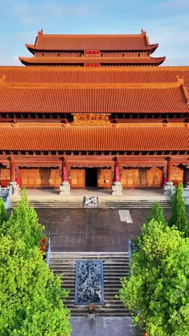 ⛩Bảo Hoá Tự được ví như “ Tử Cấm Thành của Côn Minh” là một ngôi chùa Phật giáo cổ kính, được xây dựng từ thời nhà Minh. Vào năm 1306 với bề dày lịch sử hơn 700 năm, cùng vẻ đẹo cổ kính và quy mô hoành tráng, chùa không chỉ là một trung tâm văn hoá và n giáo quan trọng mà còn là biểu tượng lịch sử của thành phố Côn Minh.