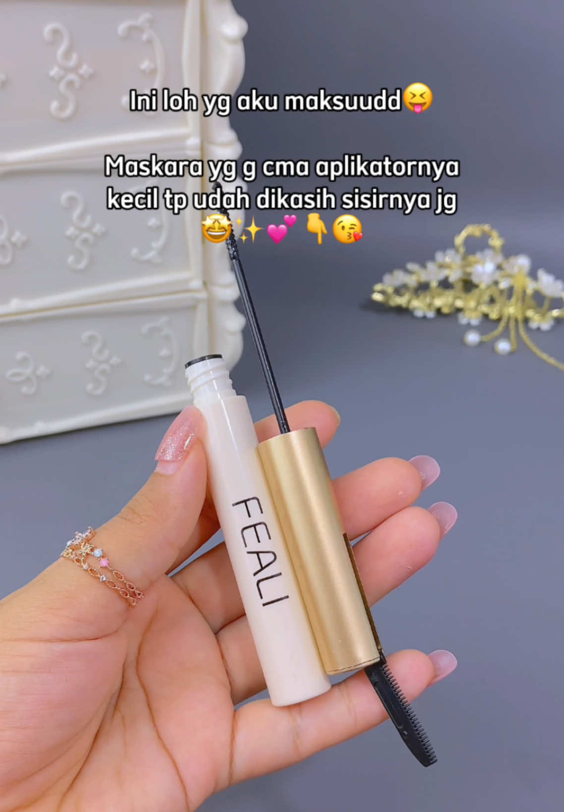 Aku suka bgt maskara yg aplikatornya kecil gini, jadi ga ada drama blepotan. Kerennya lg dapat sisirnya jd hasilnya lbih cakep 😍#beautytips #mascara #feali #mascarafeali 