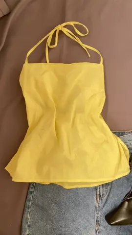 very demure backless top 👀 #yellowtop #backlesstop #haltertop #OOTD #fashion #boots #fyp 