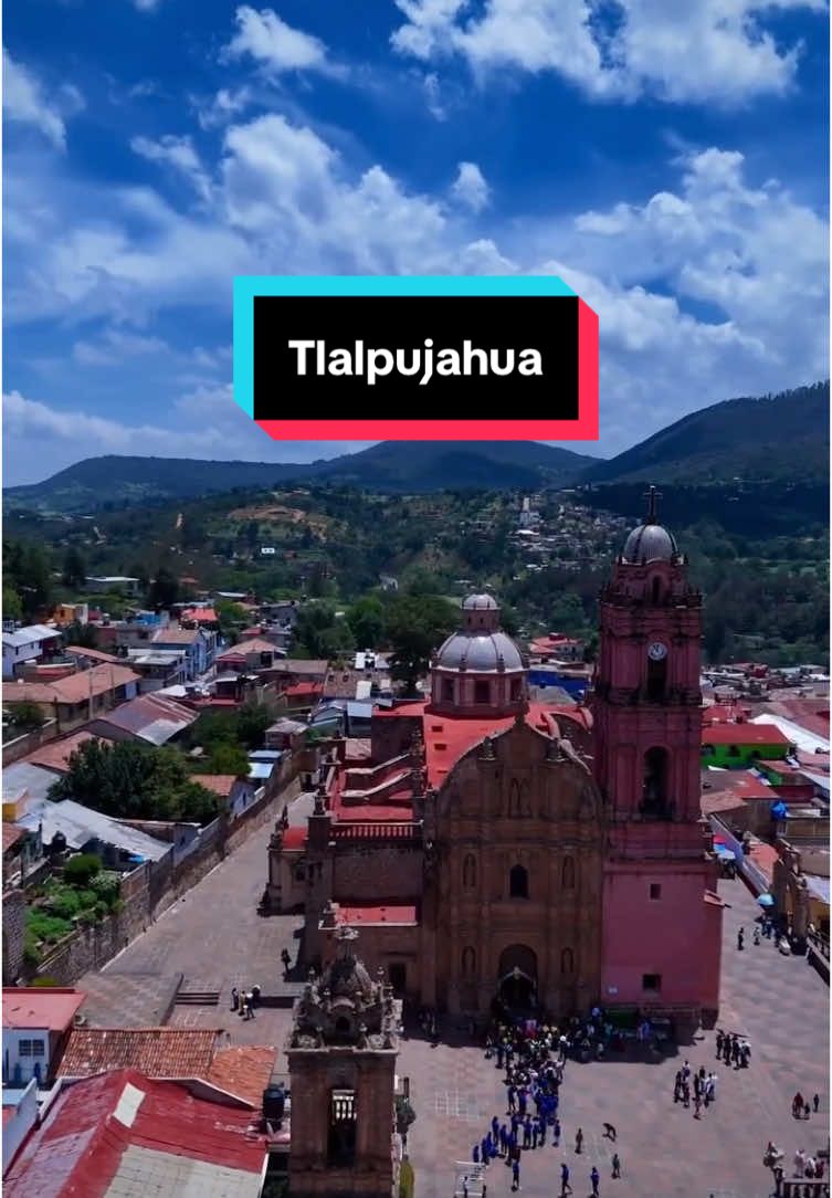 Tlalpujahua es un pueblo mágico enclavado en las montañas, donde se respira un aire puro y fresco. Sus calles empedradas están enmarcadas por comercios donde se venden todo tipo de artesanías: desde esferas, artículos navideños y elementos decorativos, hasta cuadros de arte plumario, alfarería y fuentes de cantera. Créditos 📸: @ranchoyapalpan  #tlalpajahua #tlalpajahuanavideño #tlalpajahuaderayón #michoacán #michoacanescultura #mexicoesfotografia #pueblosconencanto #vivemexico #mexicoesfotografia
