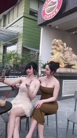 íu íu thì gặp cô Hương , còn thiệt hoẻ thì gặp cô Hiền 🤣