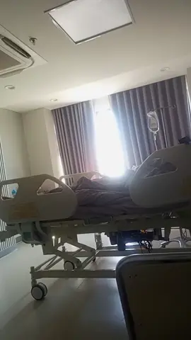 พักฟี้นวันที่2หลังจากการผ่าตัดขาข้างซ้ายที่ห้องพิเศษ820ชั้นที่8โรงพยาบาลเกษมราษฎ์เอกชนรวมๆ10คืนคืนละ4700ค่ารักษาพยาบาลโดยรวม500000หนักหน่อยนะลูกแต่อาการดีขึ้นเร็วผ่าตัดขาสองข้างคงจะได้กลับบ้านในวันสองวันนี้