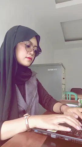 pov: kerja depan laptop tapi ngetik masih kaku dan liat keyboard🗿