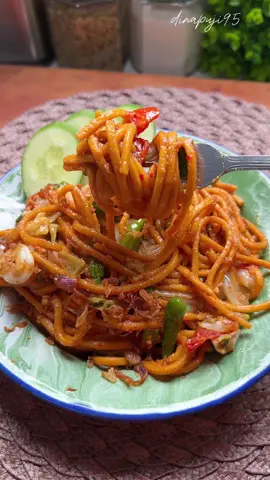 Masak Mie andalanku dirumah 😍 📌 Bahan-bahan: - 1/2 bungkus Mie lidi - bumbu halus - kol - tomat - cabe rawit - garam - kaldu bubuk - kecap manis - Saos tiram - daun bawang - lada bubuk Bumbu halus: 5 bawang merah 3 bawang putih 5 kemiri 3 cabe merah 1 sdm udang rebon #menuharian #masakanrumahan #masakanharian #masakansimpel #masakansederhana #masaksatset #menusimpel #dinapuji95 #reels #reelsinstagram #olahanMie #miegomak #mielidi #mecookwithmecoo #fyp  @mecoo.id @Mecoo.id_official 