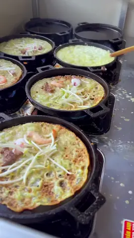 Chảo này làm bánh xèo thì ngon phải biết