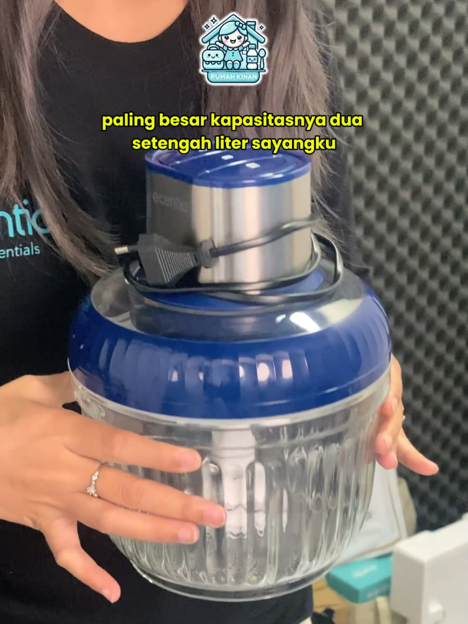 🍲 Siapkan masakan dengan mudah dan cepat bersama **Ecentio Food Chopper 2,5L**! 💥 Penggiling daging, bumbu, dan bahan dapur dalam hitungan detik, dilengkapi stainless steel 304 yang kuat dan tahan lama. Cocok untuk dapur modern dan sibuk! 🌟 🛒 Dapatkan segera dan buat masakan jadi lebih praktis! #HomeLivingEssentials #FoodChopper #Ecentio