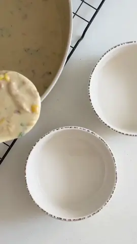 شوربة الدجاج بالذرة والكريمه المقادير 🔥🔥👩🏻‍🍳 صدر دجاج  علبة ذرة بصل ثوم ٣ ملاعق طحين مرقة ماجي  كريمة طبخ  شعيريه كوب مويه او اكثر حسب الكميه  كزبره  البهارات فلفل اسود وبهارات دجاج و ملح 