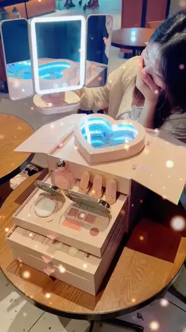 Bộ trang điểm Youli 4 tầng 13 món. Bộ quà tặng cho vợ , bạn gái, người yêu noel này em sẵn ạ . Mọi người mua hàng bấm vào trang cá nhân em có giỏ hàng ạ  #xuhuong #xuhuongtiktok #lamdep #quatang #setmakeup #quatangsinhnhat #botrangdiemmeiyu #quatangnguoiyeu #quatangbangai #quatanggiangsinh #quanoel #quatanggiangsinh #merrychristmas 