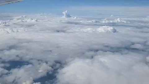 Cuộc đời là những chuyến đi, nhưng mà đi kiểu này cũng sợ. 4 ngày mà từ TP.HCM ra Hà Nội, Hà Nội - Bắc Ninh 2 vòng, Bắc Ninh- Hà Tĩnh, Hà Tĩnh- Hà Nội, Hà Nội- Hà Tĩnh, Hà Tĩnh - Tp.HCM.