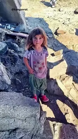 Senyum seorang anak perempuan dari Palestina ketika menerima sebuah permen.