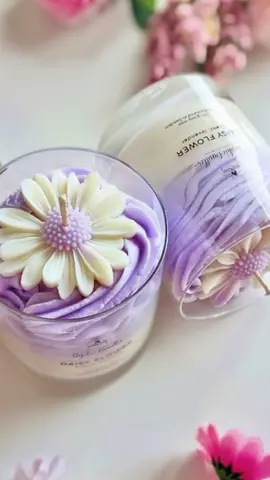 VELA CHANTILLY MARGARIDA 🌼💜 Olha só essa delícia de vela, gente! Muito linda, né? A gente AMA velas gourmet! Mais uma inspiração incrível para todos os Criadores Aromáticos! 🥰 🎥 Criado por: @stephie_candles  ✨ Siga e acompanhe a gente se você também é amante de ideias criativas de velas. #imperiodasessencias #velaartesanal #velas #veladecorada #veladecorativa #trabalhoartesanal #comofazervelas #velasaromaticas #hobbie #velasdecorativas #velasperfumadas #velaspersonalizadas #velasdesoja #velachantilly #velamargarida #velagourmet #velagourmetchantilly #daisycandle #gourmetcandles #velascriativas #cosmeticocriativo #cosmeticoscriativos #velascriativas #velacriativa #criadoraromatico #criadoraaromatica #criadoresaromaticos