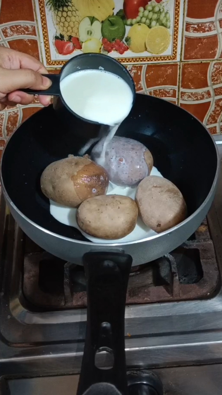 agr Achank sy mehman aa jaen tu aloo mn doodh dal kar kamal kar dn. #food #foryou #foryoupage #trending #fyp #viral #indianrecipes #sweets #winterrecipe 