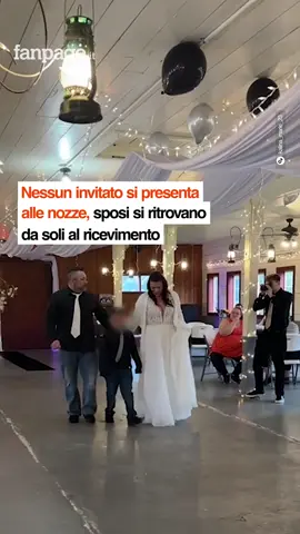 Dopo vari rinvii e ritardi, avevano programmato le loro nozze con ricevimento e banchetto ma la coppia di sposi si è presentata nel locale affittato per l'occasione e ha scoperto che quasi nessun invitato si era presentato ed è rimasta quasi da sola. A raccontare la triste vicenda è stata la sposa Kalina Marie che sui social ha voluto sfogarsi per l'accaduto.