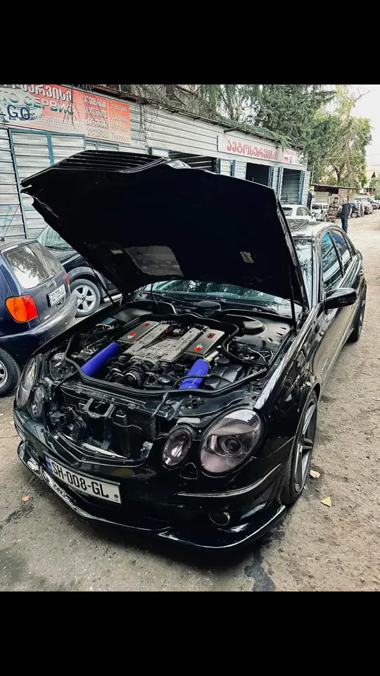იყიდება W211 E5.5 AMG Kompressor  მანქანა არის კარგ მდგონარეობაში სრულიად სტოკი ! აქვს ყველაფერი რაც ამ მოდელს შეიძლება რომ ქონდეს . კუზაო ქარხნულ საღებავზეა , დაუზიანებელი და შეუხებელი  მანქანაა ! აქვს სტოკი გამშვები გაკეთებული და ინთეიქი K/N ორიგინალი ფილტრებით . ვისაც სვეჟი კომპრესორი გინდათ იაფად აგერ არის .  13.500$ ფასზე მანქანასთან დავილაპარაკებთ .  მომწერეთ პირადში ან დამირეკეთ  568 888 238