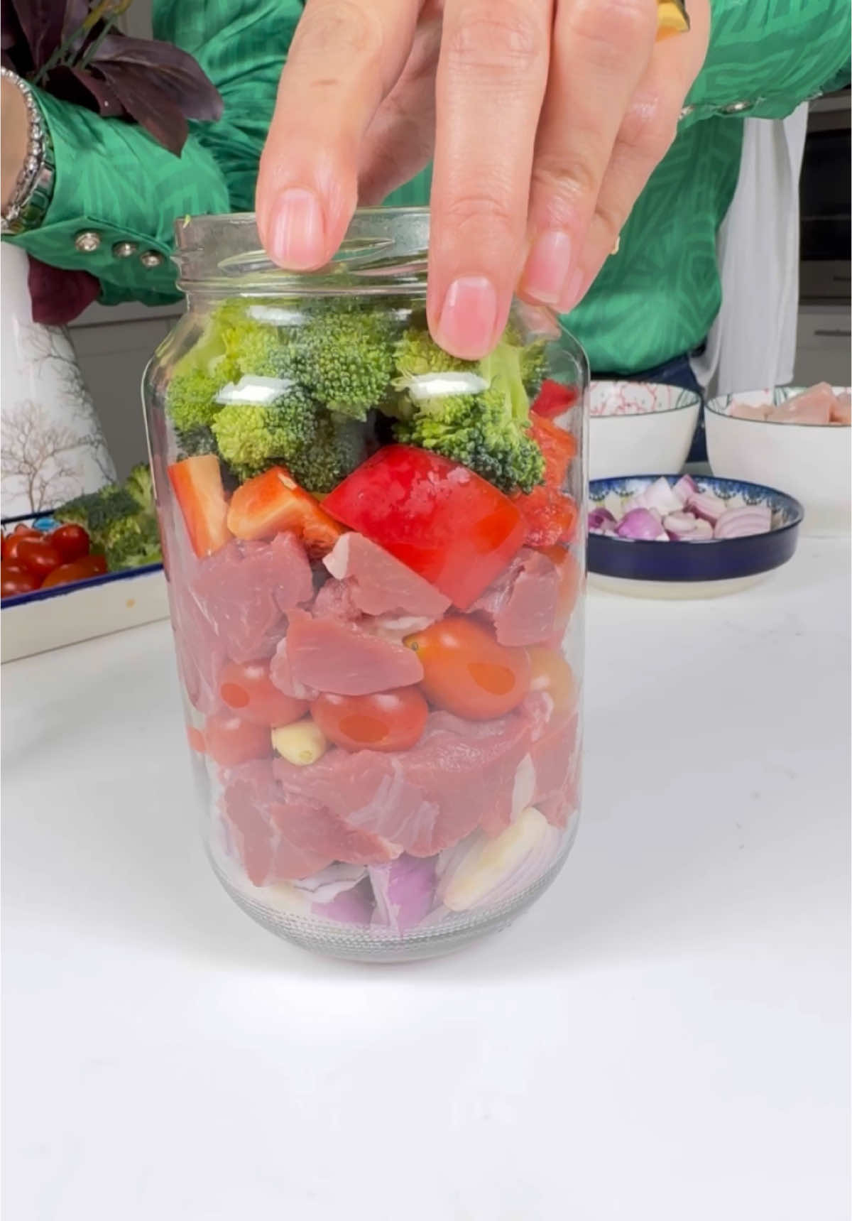 بالمرطبان طبختها 😱😱😱معقول والله وبتطلع بتشهي وعلى السريع بعملها وبالدجاج او اللحمة بتطبخها والطعم روعة واطيب من طنجرة الضغط 😳😳 . . المقادير  - مرطبان واستخدمي اي نوع محكم الإغلاق  - ٥٠٠ جرام لحمة  - ٥٠٠ جرام دجاج  - فلفل رومي ألوان  - بندوره كرزية  - ثوم  - بصل  - بروكلي  - الخضروات حسب الرغبة  * لتحضير الصوص  - ٢ كوب ماء مغلي  - ٢ م ك صلصة بندورة من @zalloumgroup  - م ك ملح  - م ص فلفل اسود  - م ك بهارات مشكلة  - م ك بابريكا  - يمكن اضافة ٢ م ك خل  . . الطريقة  - استخدمت مرطبان البندوره اللي بكون فيهم صلصة البندوره  - بضيف البصل ثم اللحمة ثم البندوره والثوم ثم طبقة لحمة ثم الفلفل الرومي والبروكلي  - نقوم بنفس الخطوات للدجاج  - نخلط مكونات الصوص الماء والصلصلة والبهارات والملح وممكن اضافة بودره مرق دجاج ويجب ان لا يغط المرطبان اكثر من النصف الر ٣/٤ ارباع ولكن افضل اكثر من الصف قليلاً  - يغلق المرطبان جيدً ويوضع على صينة خبز  - يدخل الفرن على حراره ٢٠٠ درجة وياخذ وقت حسب نوع اللحم او الدجاج  - الدجاج ٣٠-٤٠ دقيقة واللحمة من ٤٠-٥٠ دقيقة  - يقدم مع الأرز او الخبز البوري كثير طيب  . . #chef_emtyaz #emtyaz_aljeetawy #امتياز_الجيتاوي #مرطبان #مستحيل #مصدومة_بجد_ومش_بنطق_ولا_عارفة_ارد #اكلات #وصفات_سهله #لحمة #دجاج #طببة 