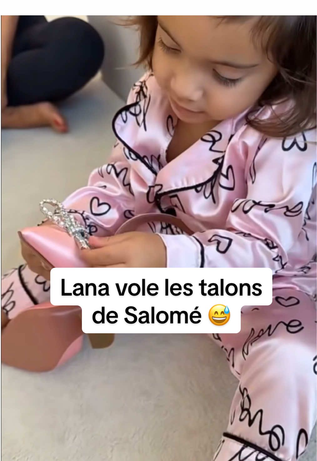 @Lana Tatouage vole les talons de Salomé 👠🎀 #momanddaughter #momlife #momtok #daughter #daughters #daughtersoftiktok #enfantsparents #enfant #talons #salometatouage 