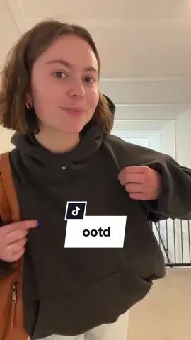 its finally cold enough to wear my yeezy hoodie that i got for my bday in july, thank GOD #yeezygaphoodie #yeezyhoodie #OOTD