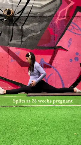 Splits at 28 weeks pregnant 😎#splits #GymTok #gym #flexibility #flexible #fyp #28weekspregnant 