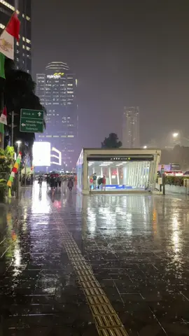 jakarta bersama fazerdaze #mrt #hujan #fazerdaze #vibes #jakarta  #rainyday 