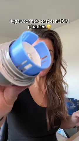 Omg ik vond dit toch spannend 🤣 maar I DID IT!!!  Ik ga de komende 2 weken mijn bloedsuiker meten met deze plakker. Dit is een Free Style Libre 2. Mag wat kosten, maar dan heb je wel continue goed inzicht in je bloedsuikerspiegel.  Mega interessant 😍 #freestylelibre2 #bloedsuikerspiegel #hormoonbalans #hormonen #fyp #angst #prikangst 