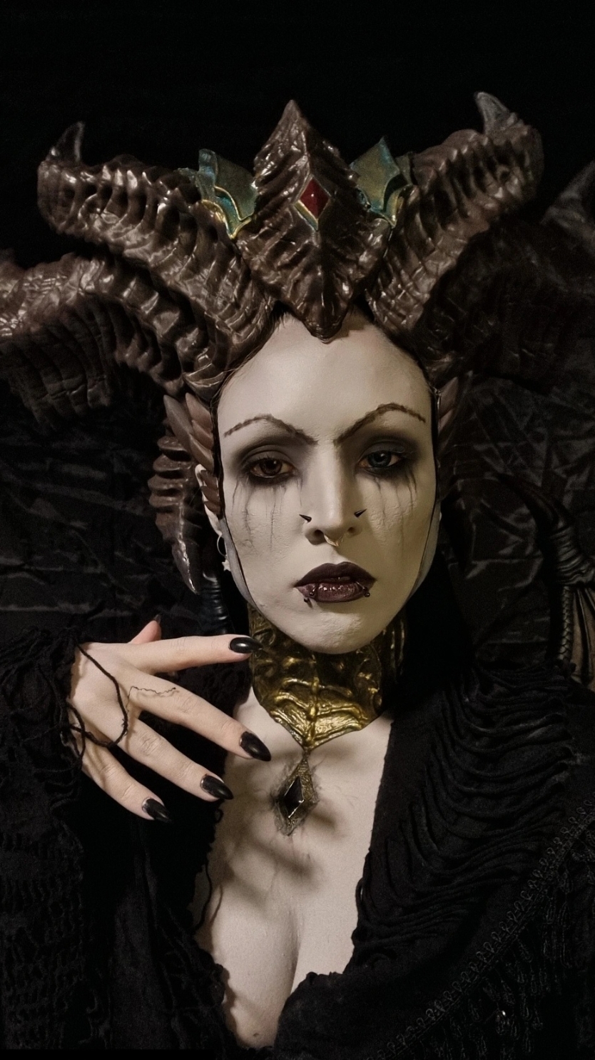 Dancing at the Halloween party a few weeks ago 🖤 More of this look is on my Insta! 🖤 . 📷 @Celine Ryū  . . . #goth #emo #punk #altgirl #gothgirl #cybergothgirl #halloween #cosplay #Lilith #lilithcosplay #halloweencostume 