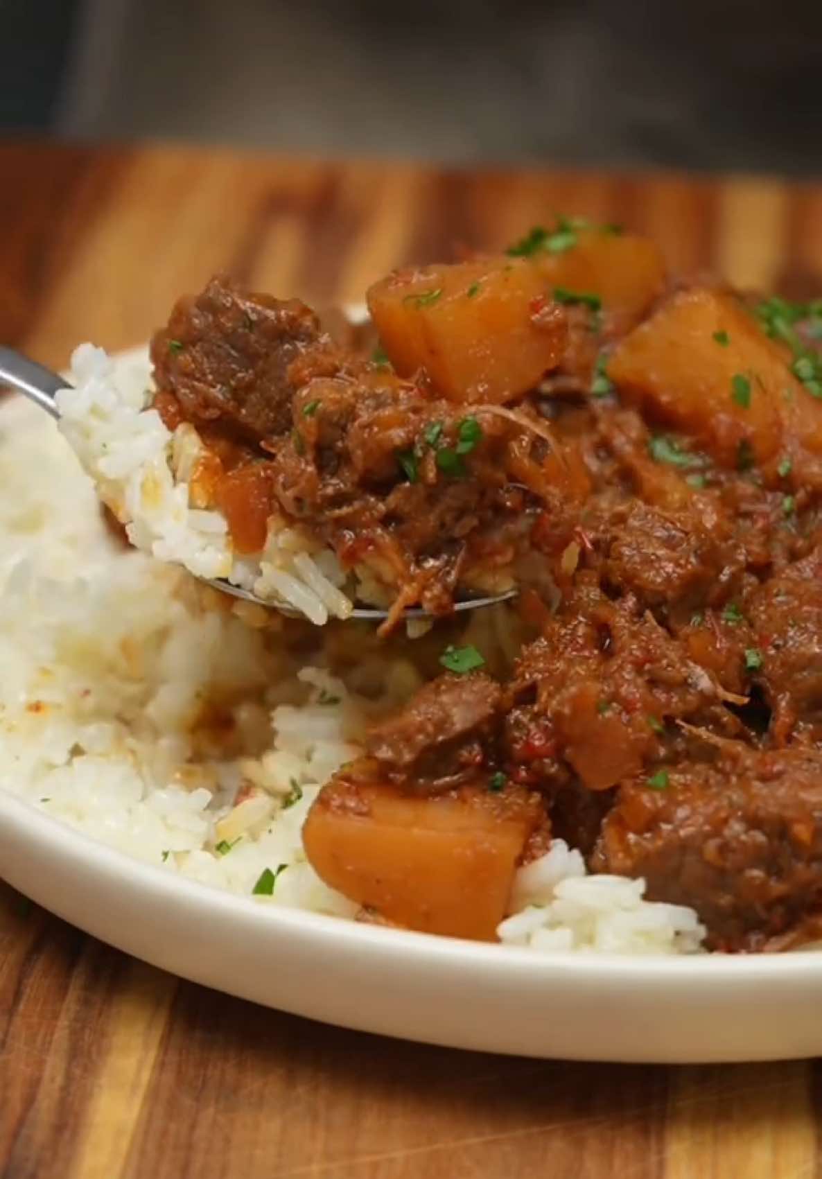 Almuerzo: ESTOFADO DE CARNE - CARNE GUISADA con Papas 🥩🥔 INGREDIENTES: ▪️1 kg. de carne de res.  ▪️Sal y pimienta al gusto. ▪️Aceite achiotado (aceite con achiote, onoto, anato, color) ▪️1 cebolla blanca. ▪️1/2 pimentón rojo. ▪️4 dientes de ajo. ▪️1/2 cdta. de comino. ▪️1/2 cdta. de paprika. ▪️2 cdas. de pasta de tomate. ▪️Sal y pimienta.  ▪️Caldo de res.  ▪️1/2 taza de vino tinto. (Opcional)  ▪️4 papas medianas en trozos. ▪️1 zanahoria en rodajas. ▪️Cebollín picadito para decorar. ▪️Arroz para acompañar. #tiktokfood #recetas #carneguisada  #carneguisadaderes #mexico #colombia 