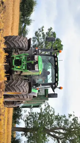 Sit back and enjoy farming in 4K 📹📹 #johndeere 