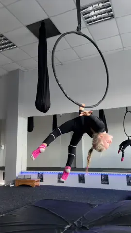🎀 #повітрянагімнастика#кільце#гімнастика#акробатика#стретчинг#шпагат#тренування#заднязакладка#елемент#танці#aerialhoop#hoop#silks#aerialsilks#gymnastic 