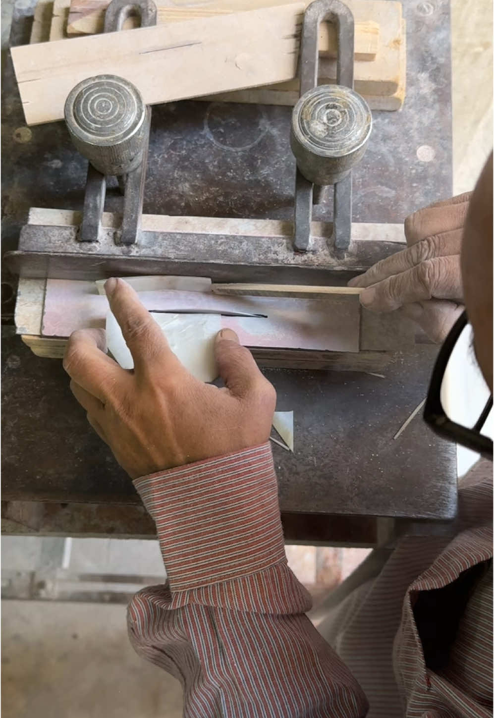 اقدم صدفجي في الجمالية#الجمالية #صدف #صدفجي #الخليفة #ورش #حرف 