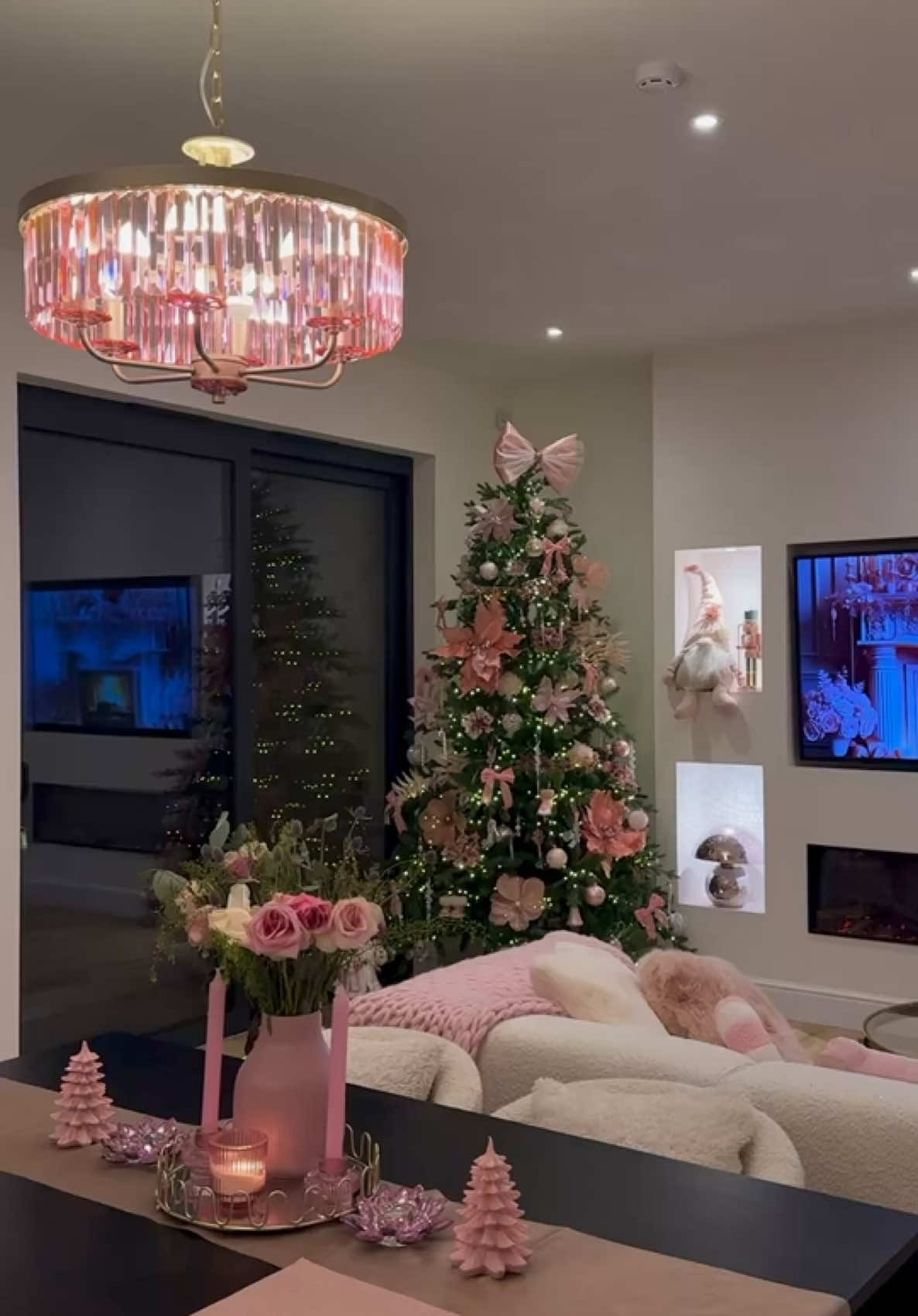 Its a GIRL Christmas 💖❄️✨🎀🎄💫☃️ #christmas #pinkchristmas #xoxogossipgirl #pinkeverything #girly #girlhome #girlthings #pink #pinkeverything #pinkchristmasdecor #pinkchristmastree 