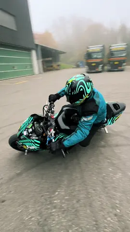 It's a lot of fun to drift on this bike ✊🏽🔥 #mototech #motorbike #motorcycle #michistuntrider #kawasakischweiz #Kawasaki #drift 
