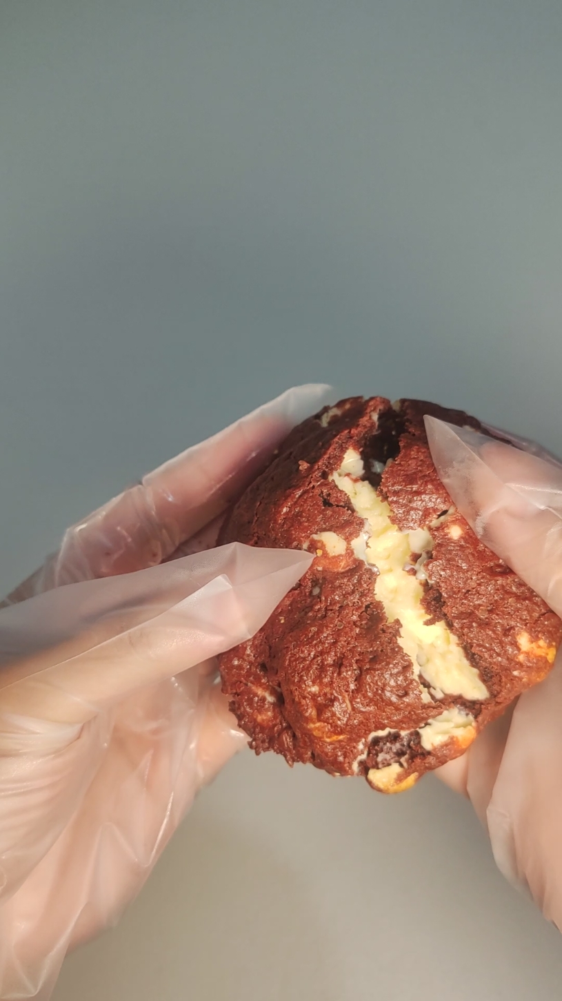 Red Velvet Creamcheese with White Belgian Chocolate 😋 #cookies #cookiesofinstagram #baliwag #pastries #fyp #SmallBusiness #onlinebusiness #smallbusinesssupportingsmallbusiness #bakingismypassion #bakingismytherapy #justbaked #contentcreator #bulacan #cookies #foryoupage #foryoupage #bakery #bakersoftiktok 