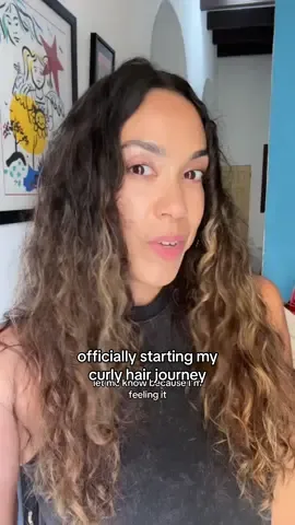 to my curly haired queens, drop your tips, routines, everything and anything that can help me out pn my curly hair journey.🫶🏼❤️ #curlyhairroutine #curlyhairjourney #latina #traveltok 