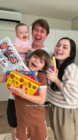 Os livrinhos dos meus mini leitores (de textos e de figuras) heheh 👶🏻🧒🏼📚✨ Leiturinha é o maior clube de assinatura de livros infantis do Brasil e somos assinantes e fãs a muito tempo! Você escolhe seu plano (Mini, Uni ou Duni), assina e recebe todos os meses um pacotinho de Leiturinha na sua casa. Com os livros mais incríveis escolhidos a dedo por pedagogos e especialistas em desenvolvimento infantil, selecionados pra exata faixa etária e literária que seu filho está. E além dos livros, nos planos Uni e Duni você recebe um item da Ludoteca junto ao seu pacotinho, com surpresas diferentes todos os meses :) E pra quem já assina e ama leiturinha, você pode fazer um upgrade do seu plano leiturinha e receber junto ao seu kit + uma surpresa incrível de Leituverso! Podendo ser um estojo, bolsa, mochila, jogos… aqui a gente amou muito e custa apenas 25,90 por mês! E no mês de novembro nós ainda temos benefícios extras de BestFriday, com brinde em dobro na assinatura dos planos Uni e Duni anuais e ainda 15% off com nosso cupom 💜💜 🏷️ Nosso cupom na Leiturinha: JULHAMAIER (15% off nos planos Uni e Duni anuais) @Leiturinha_oficial 