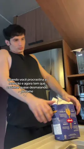 isso é um mal de morar sozinho será? kkkkkkkkkkkkk #morandosozinha #sozinhaemcasa #sozinha #cozinha #humor 