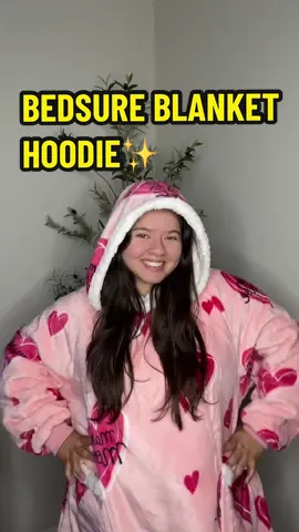 Obsessed with this Blanket Hoodie From Bedsure!✨ #blankethoodie #bedsure #bedsurehome #marilynmonroe #sherpablanket #comfyblanket 