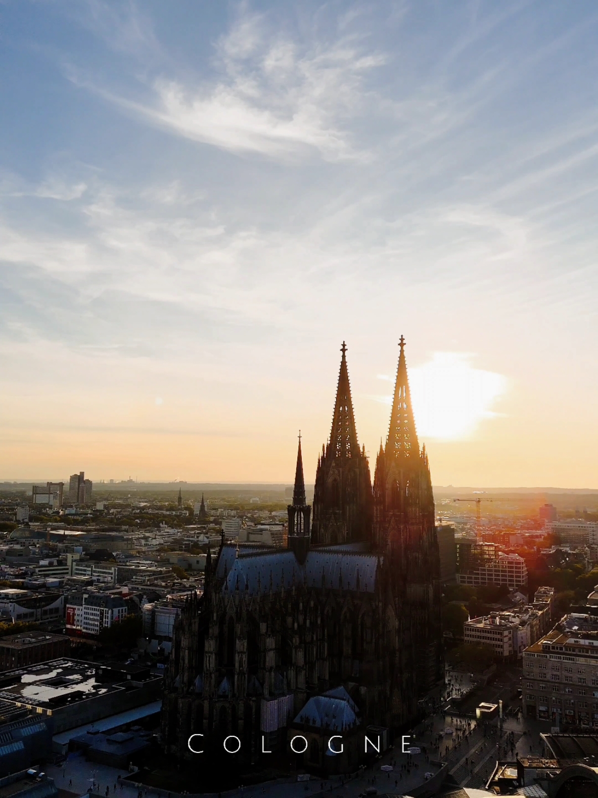 Köln ❤️ . . . #köln #cologne #Kölnerdom #kölsch #drohne #Rhein #City #bestestadt #goodvibes #sundwoner #sun #Metropole #Stadt #Fluss #leben #citylife #Dom #schön #kölschbeauty #kölschejung #köln50667 #kölncity #colognetiktok #colognes #reel #fly #beautiful 