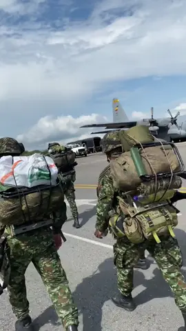 Saliendo de su base los comandos ya se van 🦅#ejercitodecolombia #fuerzasmilitaresdecolombia🇨🇴✊ #colombia🇨🇴 #blackhawk #ejercitonacionaldecolombia🇨🇴🇨🇴 #ejercitonacionaldecolombia🇨🇴🇨🇴 @Fuerzas Militares de Colombia @Ejército Nacional de Colombia 
