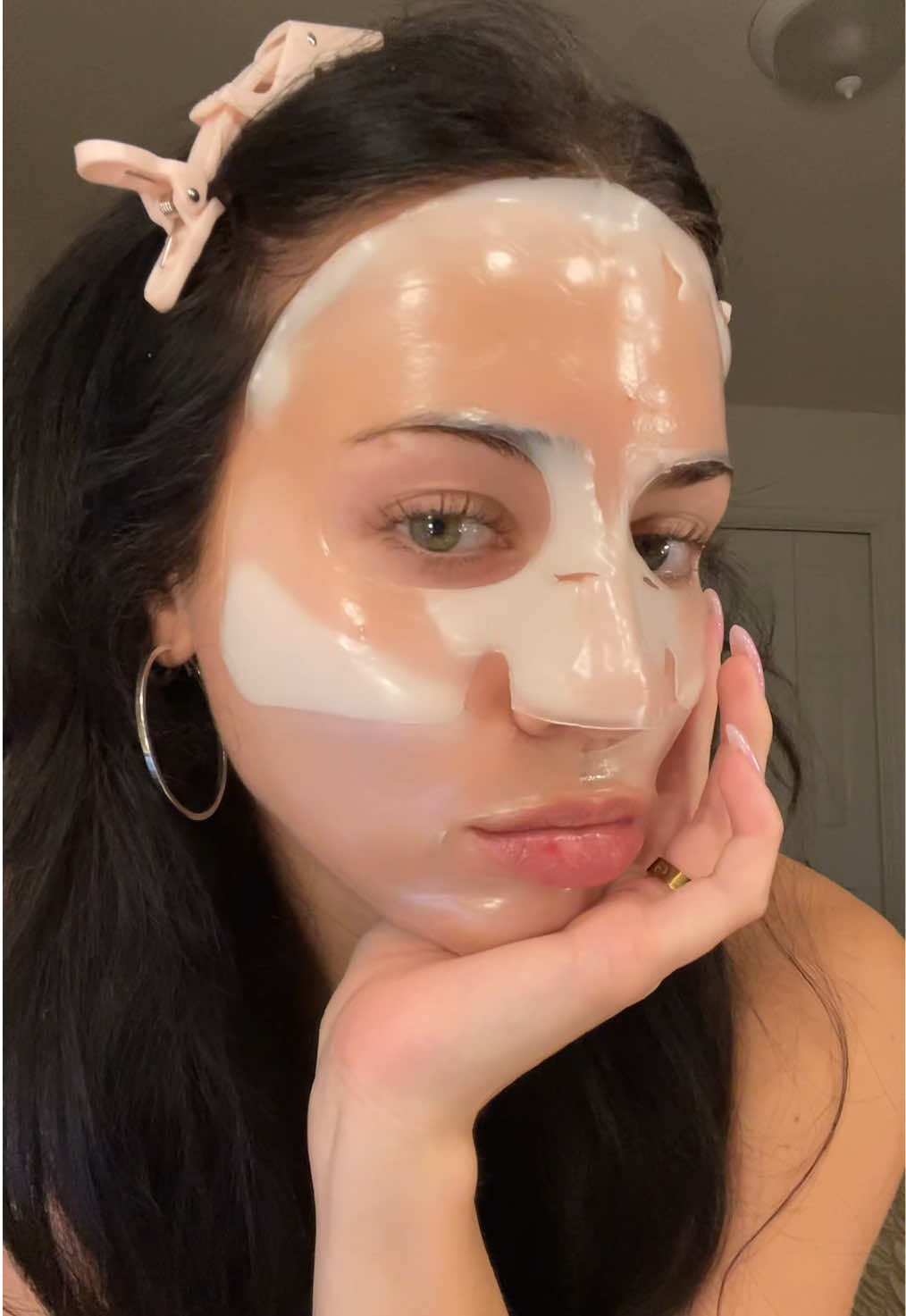 makes my skin so soft 😫😫😫 #collagenmask #skincare #glassskin #skincaretips #clearskin #SelfCare #positiveenergy 