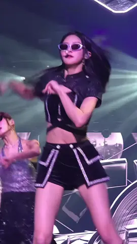 saiu deadpool e wolverine na disney+ hoje e meu pai tinha combinado de esperar e ver sabado pra fazer tipo uma sessao cinema entre eu e ele, ai agora eu fui ir falar com ele sobre isso e ele tava vendo o filme sem mim 🖕🖕🖕 eu queria ver hoje mas eu tenho wue estudar, fiquei levemente chateada #foryou #fy #fyp #fypシ #fancam #dafnecams #haneul #kissoflife 