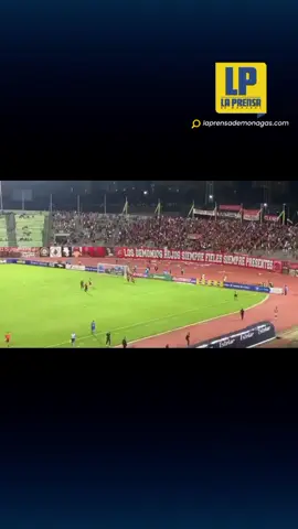 #Deportes | ¡𝗔𝗧𝗘𝗡𝗖𝗜𝗢́𝗡! 🚨 Así finalizó el clásico del fútbol venezolano entre Caracas FC y Deportivo Táchira, este martes #12nov 🇻🇪 El combinado aurinegro goleaba 0-4 al cuadro local, cuando aficionados de los Rojos del Ávila invadieron el terreno de juego.  ¿Qué opinas de esta reacción? #futbol⚽️ #dvotachira #caracas #deportes 