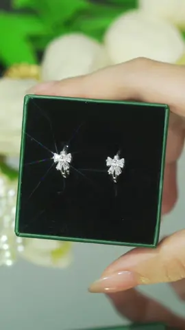 Khuyên tai tròn nơ đính đá - mẫu khuyên luôn nằm trong BST trang sức best seller liên tục cháy hàng nhà TLEE🤭🤭#tleejewelry #daychuyenbactlee #lactaybactlee #khuyentaibactlee #trangsuc #nhanbactlee #trangsucbac #trangsucbactlee 