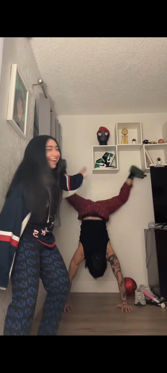 Carlos bailando yo perreo sola 🎶 #carlosalbertofuentes #niñamatcha #fypppppppppppppp #dalelike #foryoupag #paratiiiiiiiiiiiiiiiiiiiiiiiiiiiiiii #carlhoos_ 