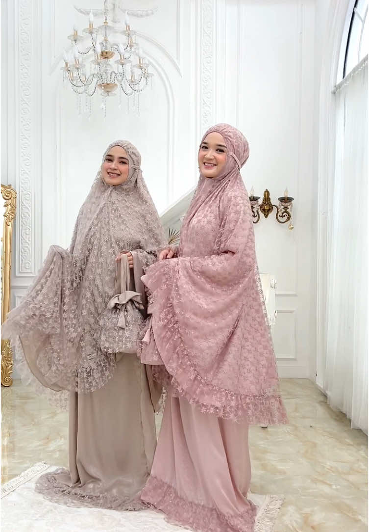 🌸 Mukena Sakura Cey Rossa dengan Brukat Bunga Bintang 🌸 Elegan dan menawan, mukena ini hadir dengan bahan cey rossa yang lembut dan nyaman, dihiasi brukat bunga bintang yang cantik. Setiap detailnya didesain untuk menambah kesan anggun saat beribadah. Mukena yang bukan hanya indah dilihat, tapi juga nyaman dipakai sepanjang hari. Rasakan sensasi kelembutan dan pesona klasik dalam setiap sujud. ✨ Detail Mukena : Atasan Mukena • Panjang Depan  120 cm • Panjang Belakang  140 cm  (Diukur dari atas kepala, bukan bahu) • Lingkar Wajah  44 cm • Detail kepala dilengkapi karet dibagian dahi, dan tali pada bagian belakang Rok Mukena • Panjang Rok  114 cm • Lingkar rok  60 cm  (Dilengkapi dengan karet yang elastis sehingga muat untuk BB besar) Tas Mukena 23 x 34 cm Yuk, Dapatkan koleksinya! Beli mukena ? di KEKIRA aja • #mukenalebaran #mukena #prayerset #mukenamewah #mukenajumbo #mukenadewasa #mukenapremium #mukenaexclusive #seserahan #mahar #ijabkabul #ijabqabul #hantaran #mukenabrukat #mukenarenda 