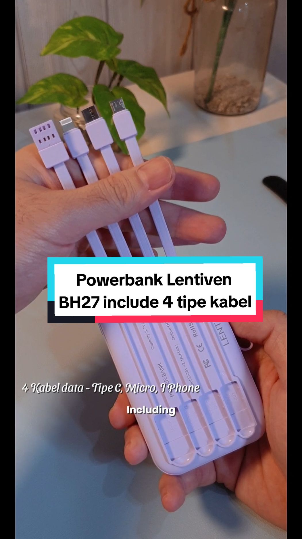 Powerbanknya imut, mini, bagus lagi caranya ungu untuk gitu. Ada 4 topeng kabel charger lagi udah nempel di powerbanknya. Jadi kalau lupa bawa kabel ga masalah.. udah gede juga kapasitasnya 20000mAh #powerbank #powerbankmurah 