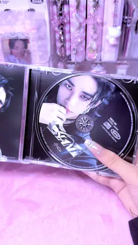 #GIANT FC盤開封‪♡̴⟡ 今年の冬はchristmasLove沢山聞きます🎄🎅🏻 chkchkboomのJapanesever.不思議な感覚になった💭 ･ ･ ･ #アルバム開封 #アルバム #albumunboxing #unboxing #straykids #hyunjin #모든팬덤에게추천 #스테이한테만추천 #추천 #현진 #kpop #手元動画 #ヒョンジン #開封 #トレカ #推し活 #スキズ好きな人と繋がりたい #kpop好きな人と繋がりたい 